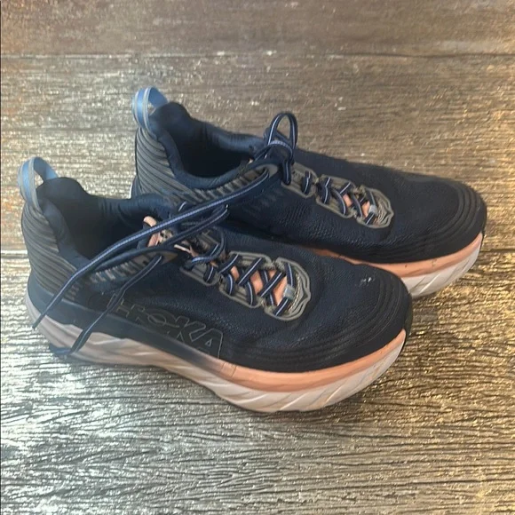 Hoka Black and Peach Athletic Shoes Size 10 - Hoka One One Arahi Black/Peach Amber for sale  main image 3